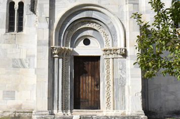  Портал на јужној фасади Богородичине цркве 