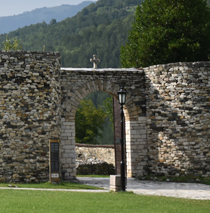  Источни улаз у манастирски комплекс 